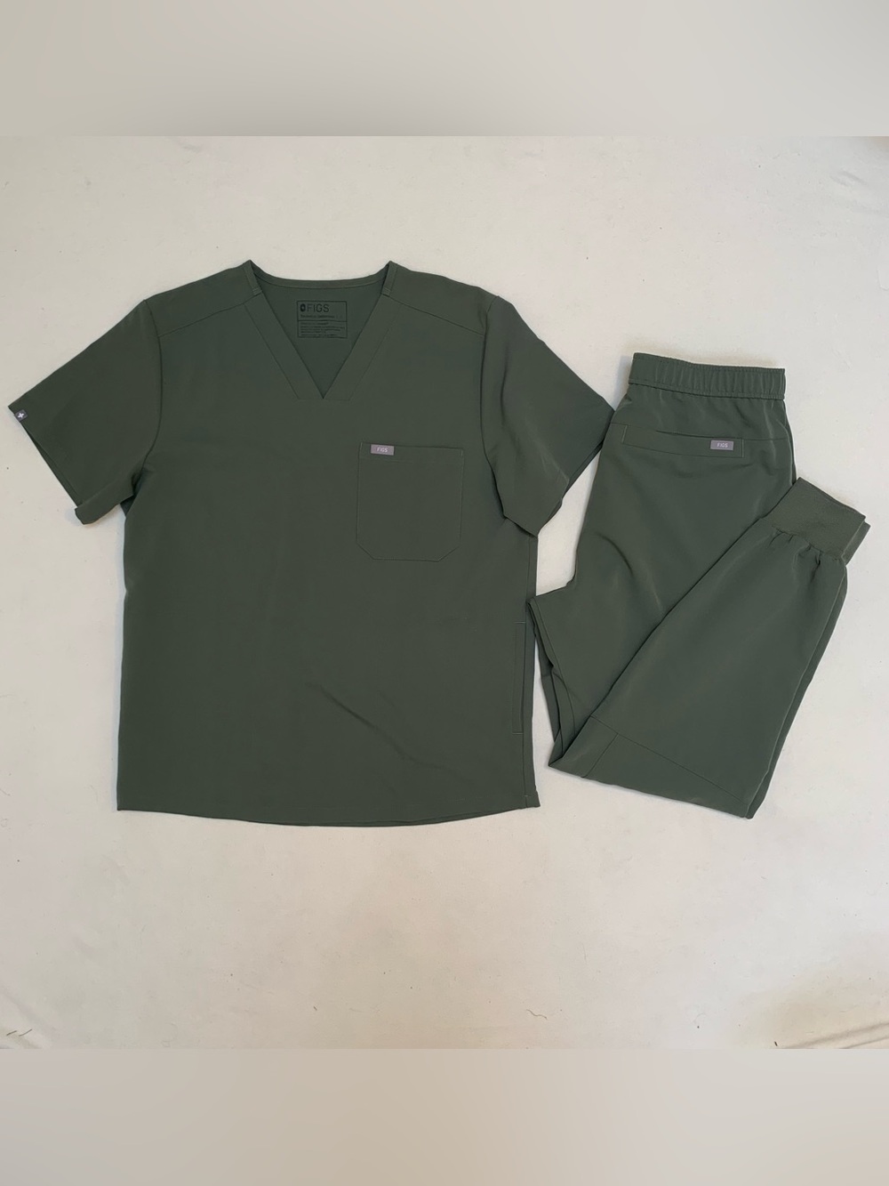 FIGS Men’s Technical Scrubs Set Jogger and V-Neck Top Green Sz L